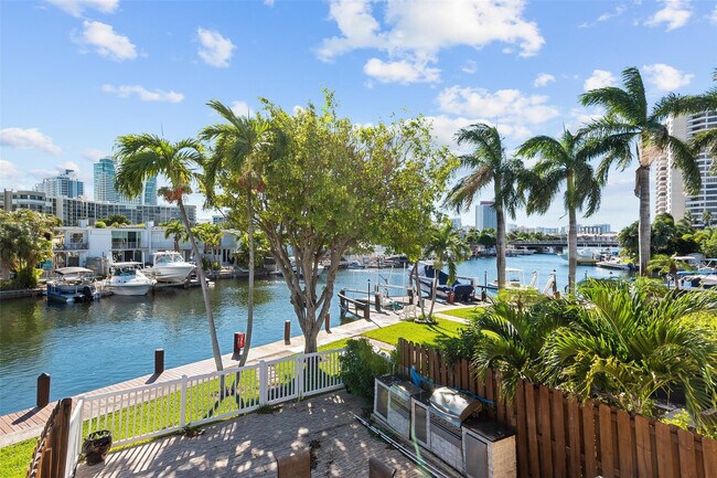 Building Photo - 822 NE 25th Ave