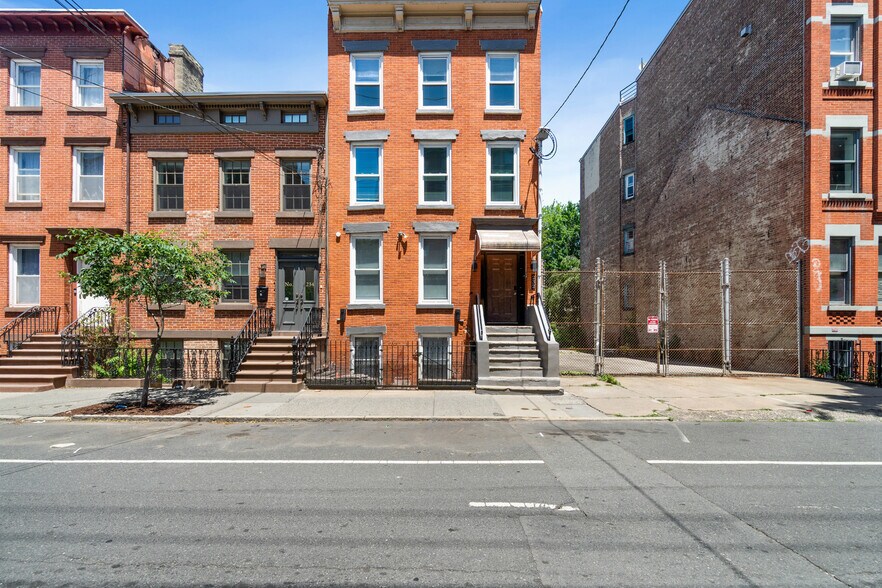 Building Photo - 232 1st St