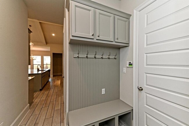 Building Photo - 208 Rocky View Ln