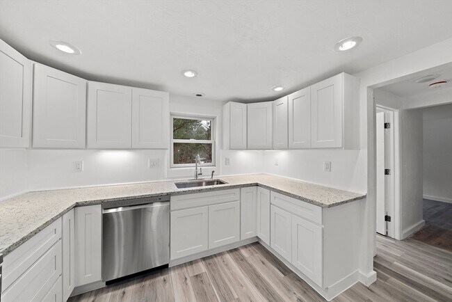 Building Photo - 4 Oaken Bucket Ln