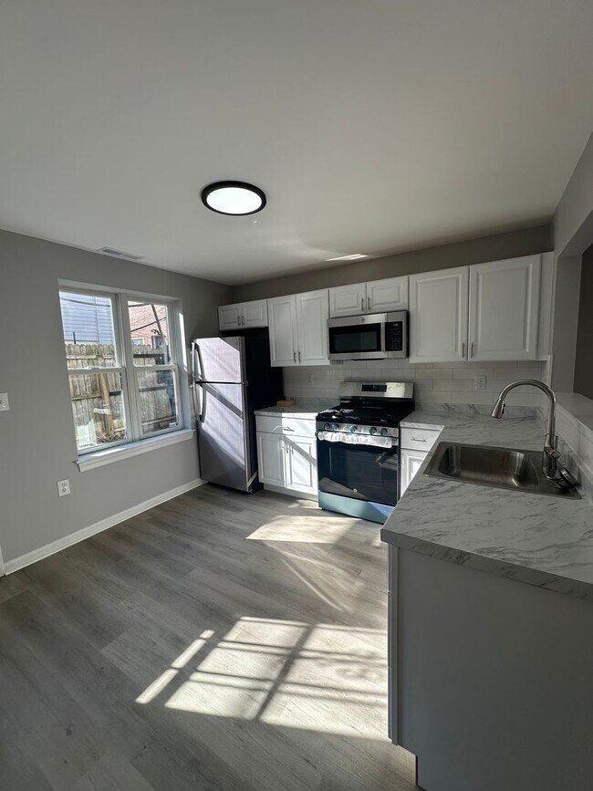 Building Photo - 2242 Latona St