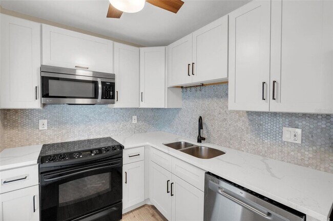 Building Photo - 5996 Hibiscus Dr