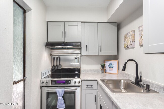 Building Photo - 3131 W Cochise Dr