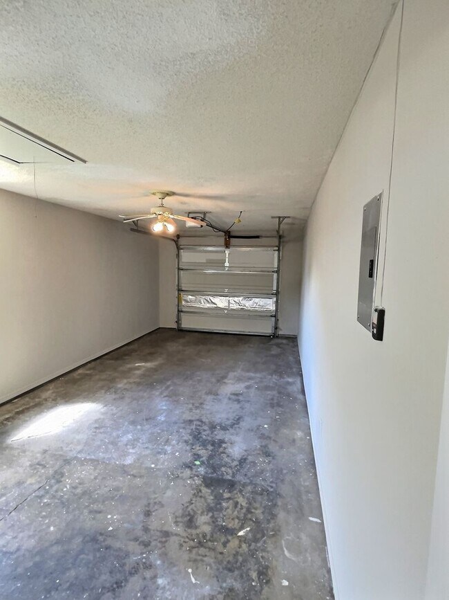 Building Photo - 3-Bedroom, 2-Bath Home Minutes From St. Ma...
