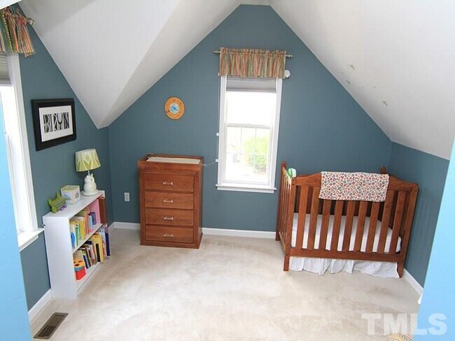 Building Photo - Beautifully Updated Townhome in Prime Carrboro Location – Walk to Downtown & Weaver Street Market