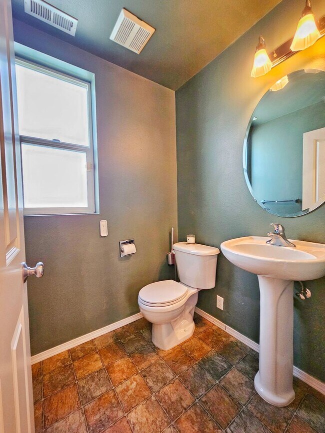 Building Photo - Charming 3 Bed 2.5 Bath 2 Story Home in Beautiful Lakeland, Auburn