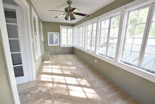 Building Photo - Bright Top-Floor 1 Bedroom in the Heart of Thornton Park! Walk to Lake Eola!