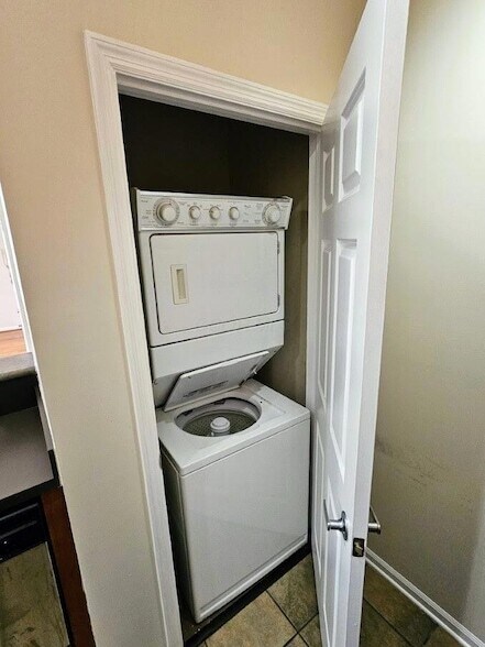 Building Photo - 120 E Mound St