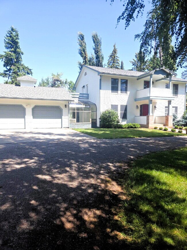 Building Photo - Spacious home in country setting, yet close to amenities