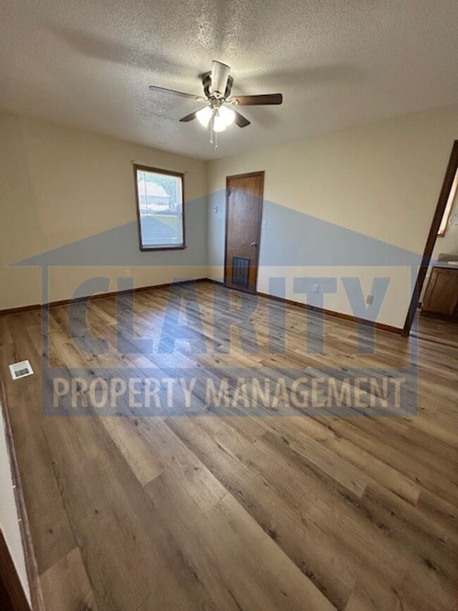 Building Photo - Centrally located two bedroom duplex!
