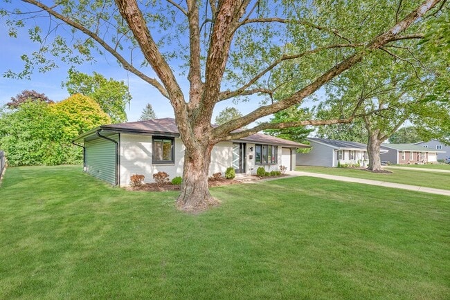 Building Photo - 208 W Hartford Dr