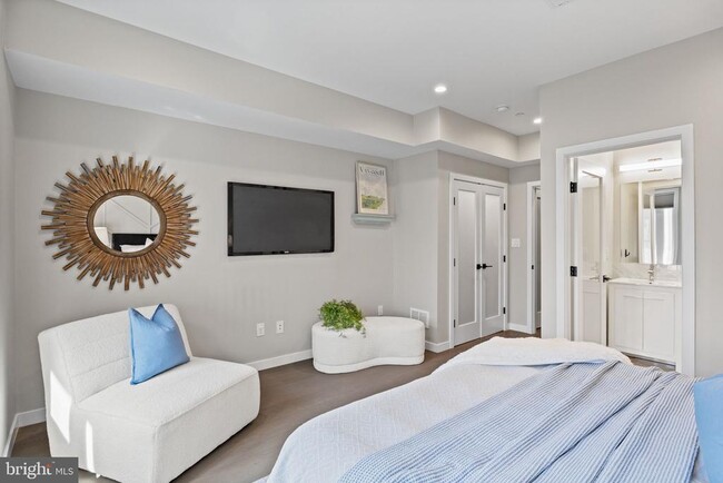 Building Photo - 2106 Spring St