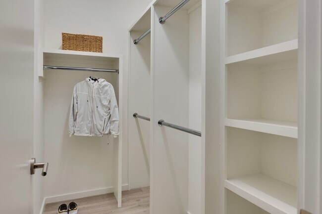 Building Photo - Professional Coliving - Private Room & Wal...