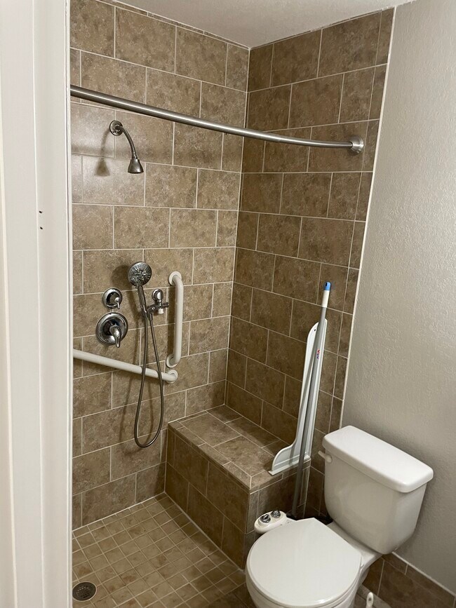 Guest bath with lovely walk in shower - 2919 Wainwright Ct
