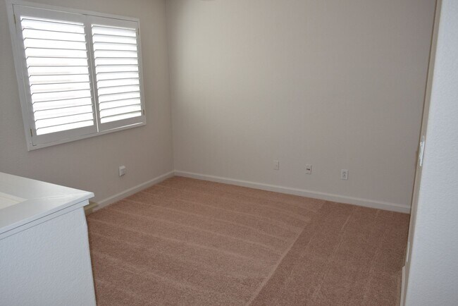 Building Photo - Tracy Home Available in Desirable Edgewood...