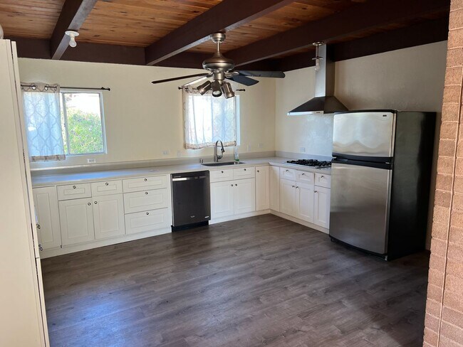 Building Photo - Mid-Century Hayward Home For Rent