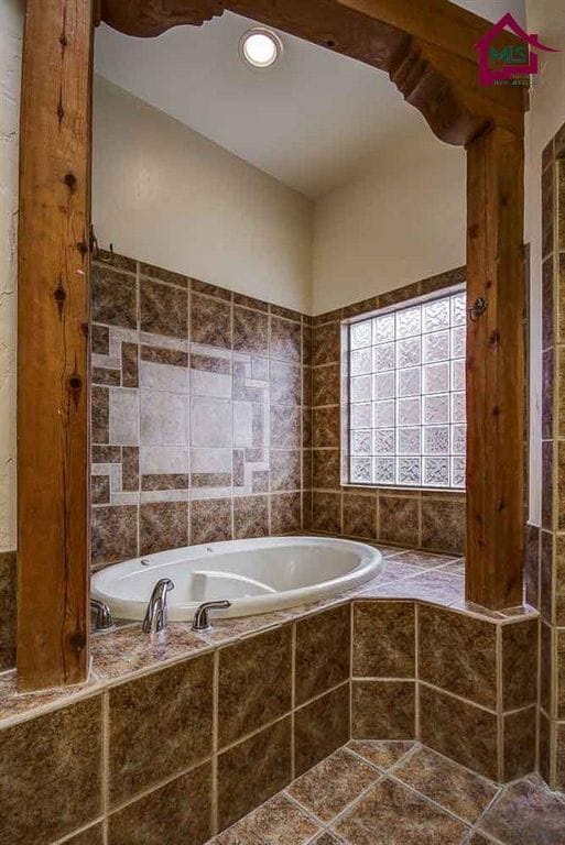 Building Photo - Great 3/2, Awesome Views, Spacious