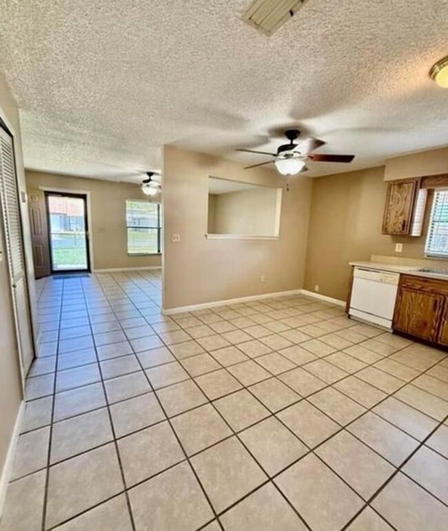 Building Photo - 2 bed 2 bath 2-plex with 1000 sf. and gara...