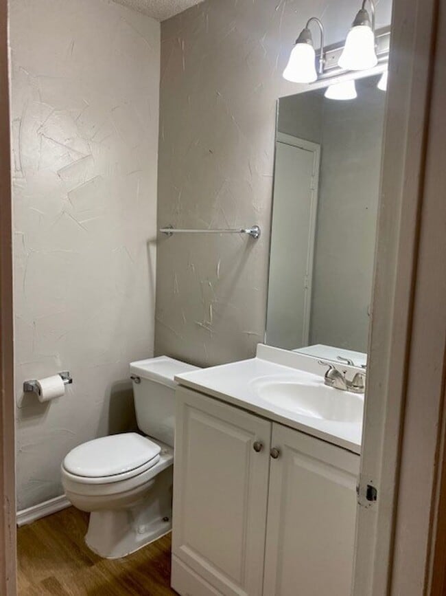 Building Photo - Charming Home located in a great neighborhood!