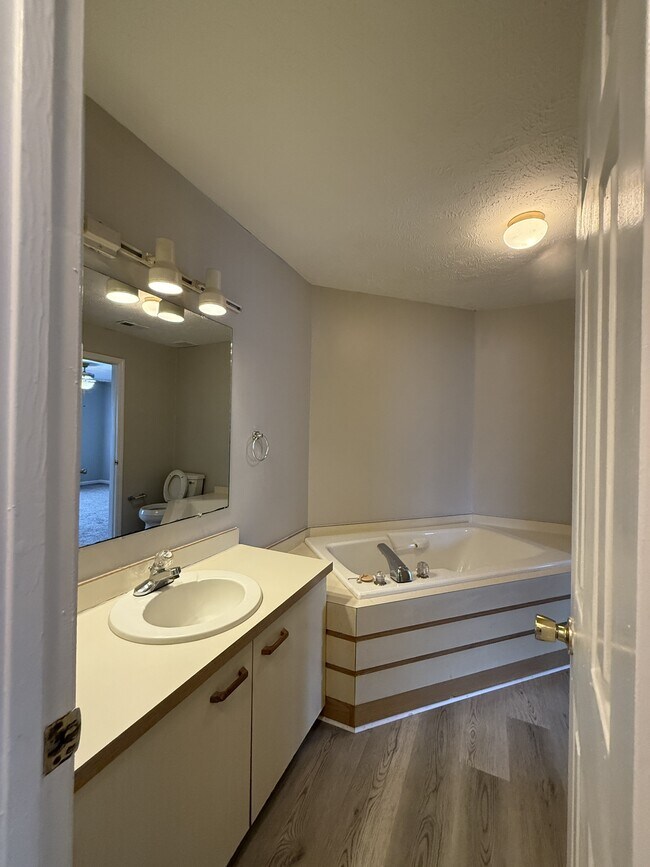 Building Photo - 979 Stewarts Creek Dr