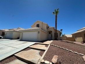 Building Photo - Pool and 4 bedrooms