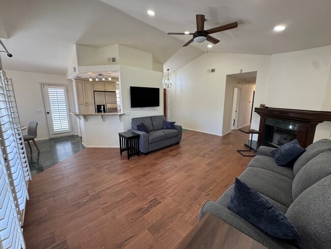 Building Photo - 2 Bedroom - 2 Bathroom single level