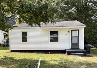 Building Photo - Two bedroom, 1 bath house in Burlington