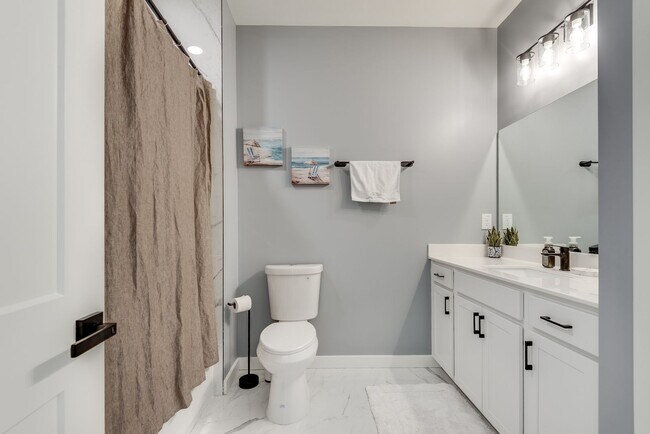 Building Photo - Gorgeous 3/3.5 Townhome Minutes From Downt...