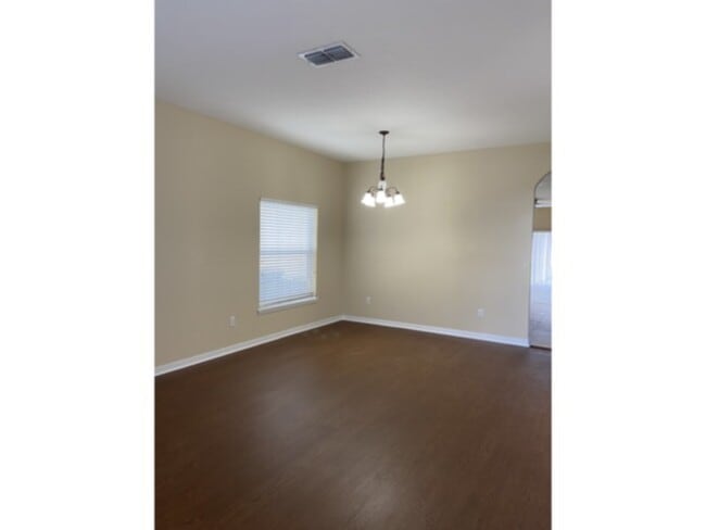 Building Photo - Spacious 4/2 in a Great Community!