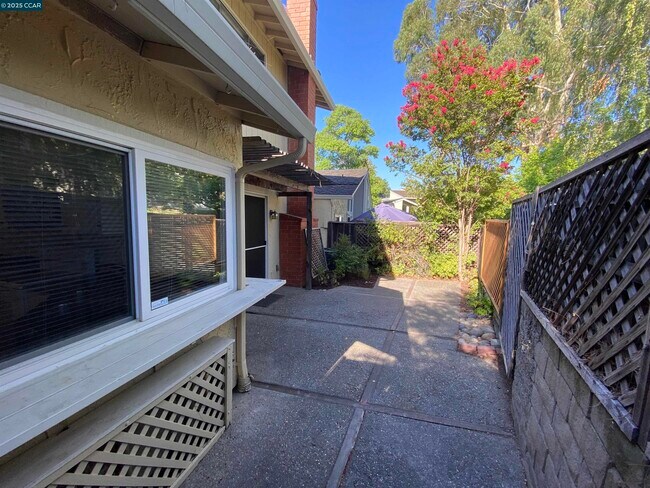 Building Photo - 1557 Siskiyou Dr