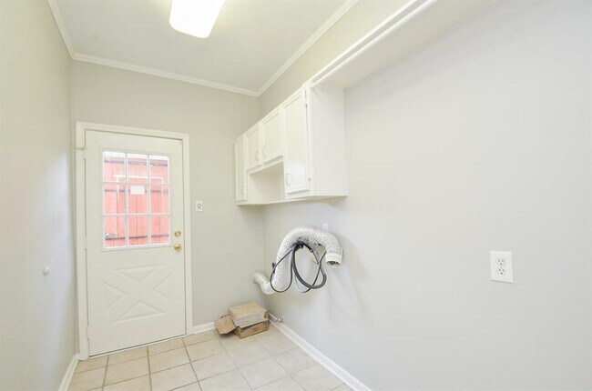 Building Photo - 940 Wycliffe Dr