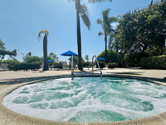 Building Photo - 3 Bedroom Townhome near USD!! Parking + La...
