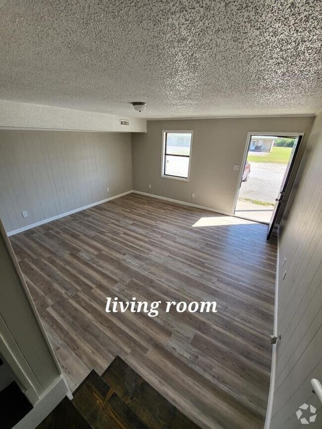 Building Photo - 2-Bed 1.5-Bath Townhome Available Soon!