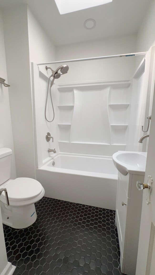 Building Photo - 2307 Windsor Ave