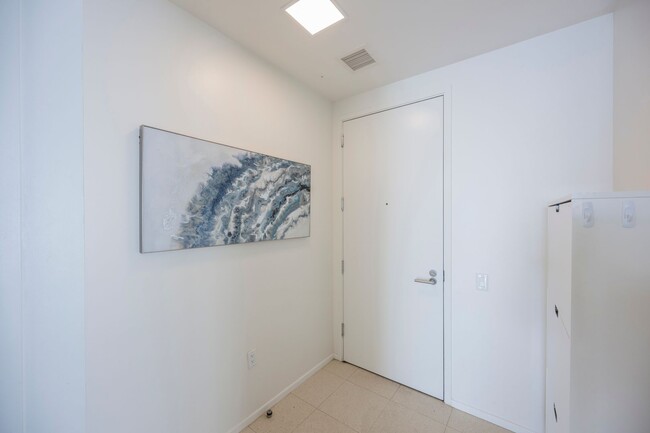 Building Photo - Luxurious premium corner unit nearly 1600 ...