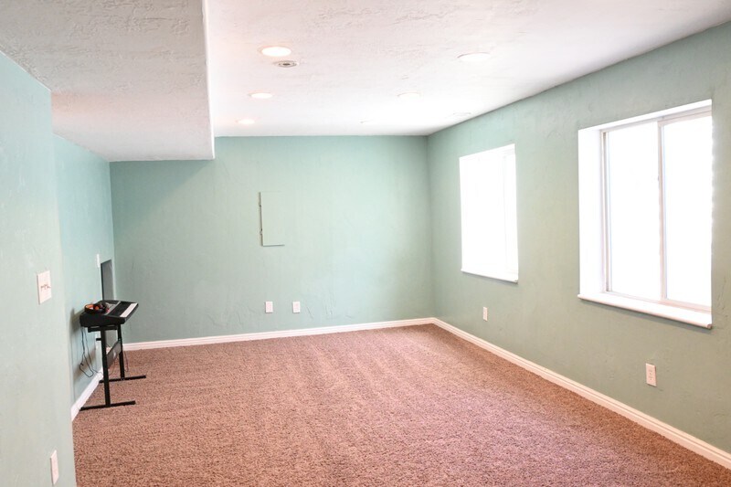 Building Photo - 573 Goldenrod Way N