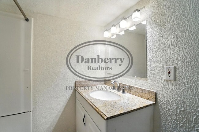 Building Photo - 822 Searles Rd