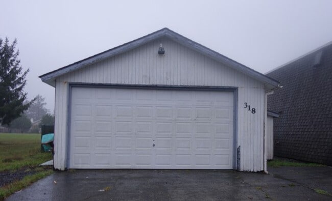 Building Photo - 2 Story 2 Bedroom 1 3/4 Bath Chalet Style on the Golf Course