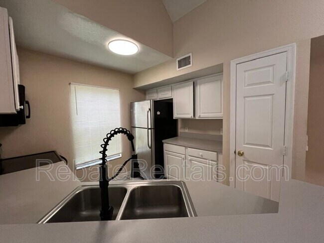Building Photo - 13700 Richmond Park Dr N