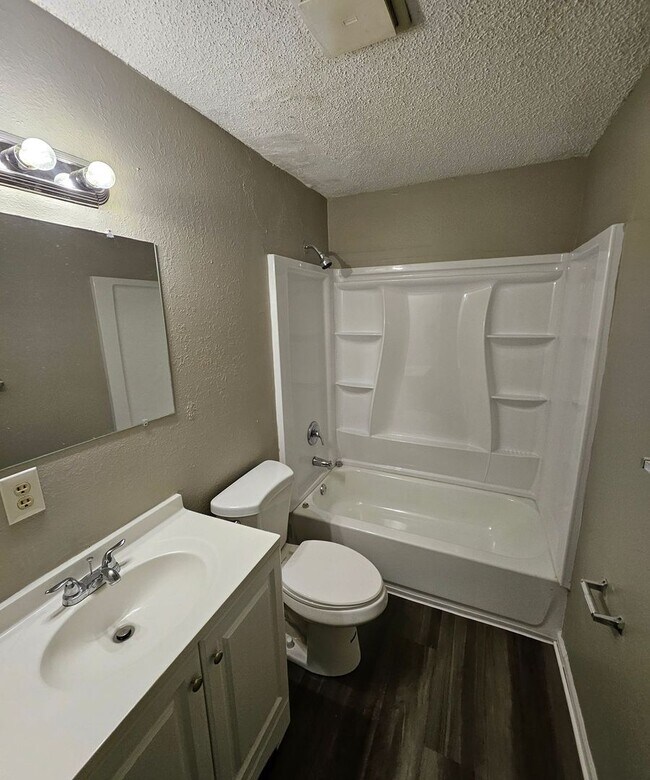 Building Photo - 11763 Wood Oak Ave