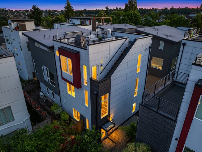 Building Photo - 818 25th Ave S