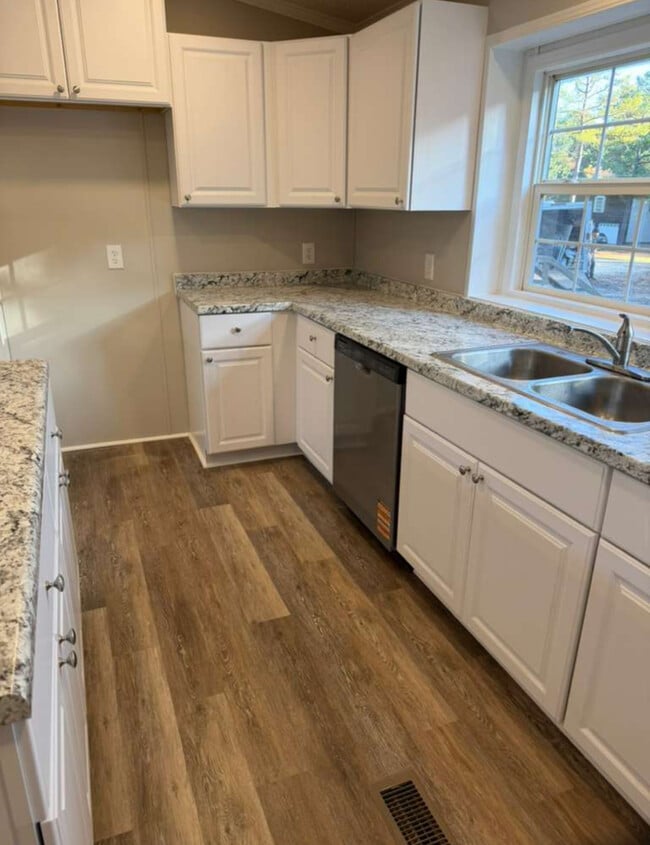 Building Photo - 379 Brookside Dr