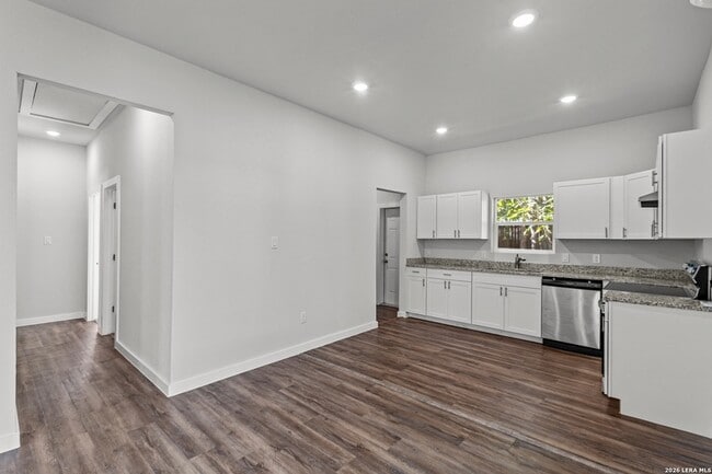 Building Photo - 117 Magendie St
