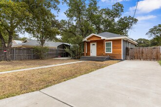 Building Photo - 221 N Bermuda St