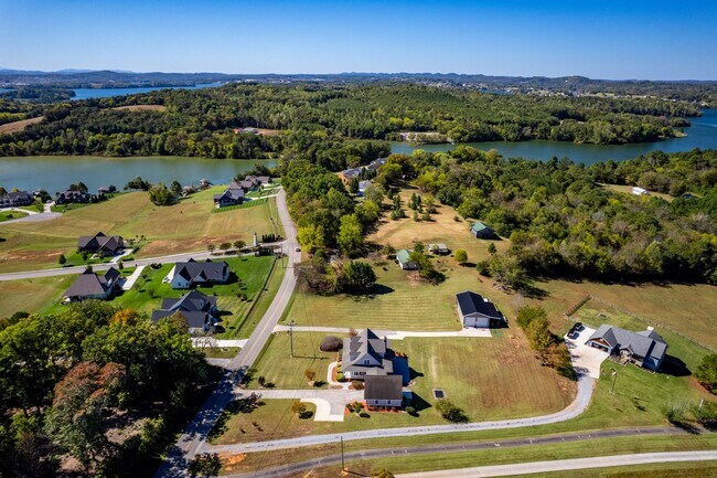 Building Photo - Greenback 37742 - 4 bedroom, 4.5 bath home...