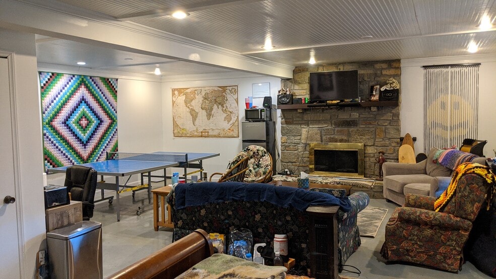 Huge lower level bedroom/Den - 875 Hodges Gap Rd