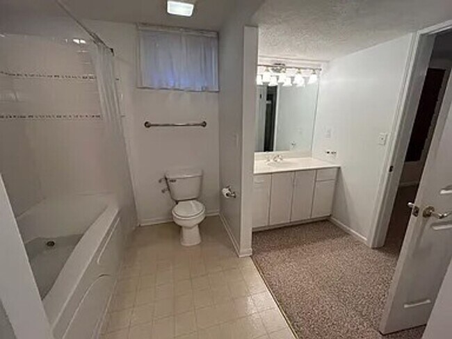 Building Photo - 4-bedroom 3 bath home in Saint joseph