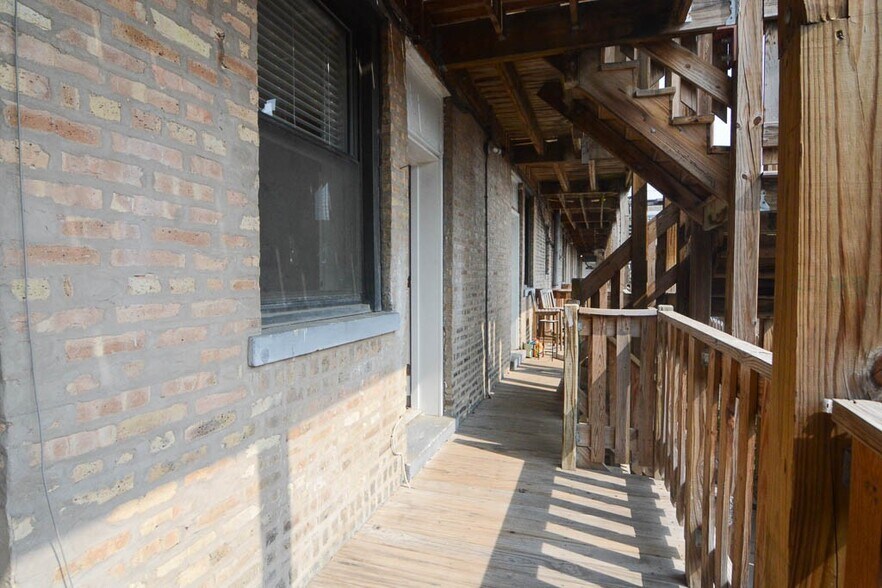 Building Photo - 4337 N Wolcott Ave