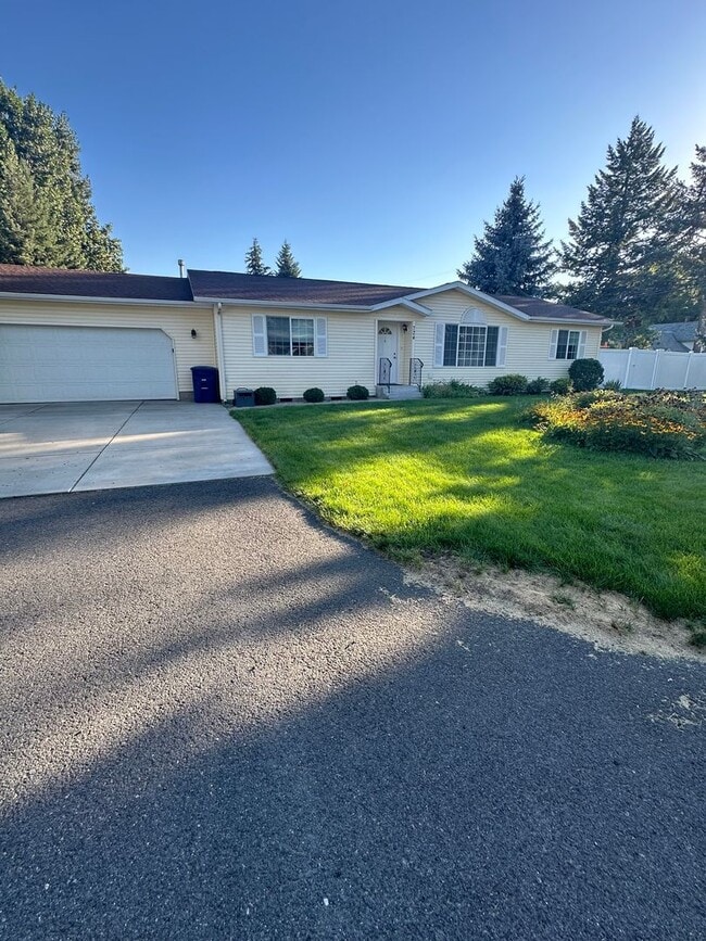 Building Photo - Small town living it up!!!  Like new 3bed,...