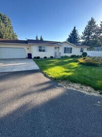 Building Photo - Small town living it up!!!  Like new 3bed,...